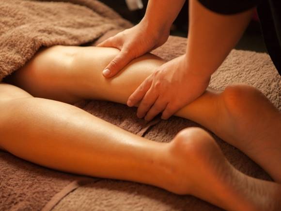 フットマッサージ店　人の手